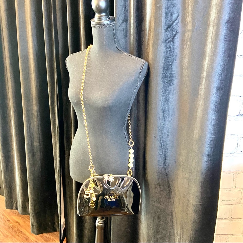 Chanel crossbody cosmetic bag from beauty line with handmade bag charm keychain - Picture 13 of 13